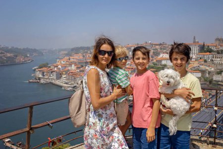 Foto de Familia feliz, visitando Lisboa durante las vacaciones de verano, personas con niños, disfrutando del paisaje urbano en Portugal - Imagen libre de derechos