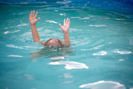 Téléchargez les photos : Les personnes donnent l'eau, demandent de l'aide, la personne se noie dans la piscine, mains seulement visibles - en image libre de droit