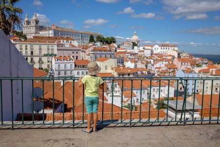 Téléchargez les photos : Personnes heureuses, visite de Lisbonne pendant les vacances d'été, famille avec enfants dans la vieille ville - en image libre de droit