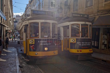 Foto de Gente feliz, visitando Lisboa durante las vacaciones de verano, familia con niños en la ciudad vieja - Imagen libre de derechos