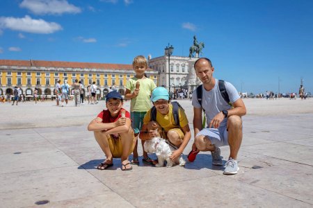 Téléchargez les photos : Personnes heureuses, visite de Lisbonne pendant les vacances d'été, famille avec enfants dans la vieille ville - en image libre de droit