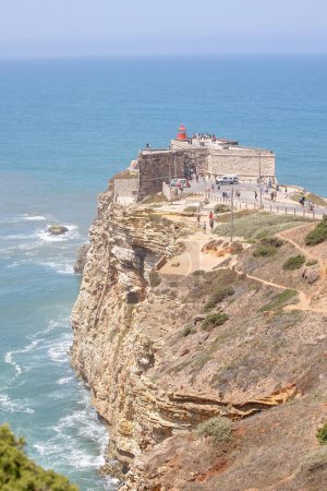 Téléchargez les photos : Famille avec enfants, visite de la plage avec les plus grandes vagues du monde à Nazare, Portugal, été - en image libre de droit