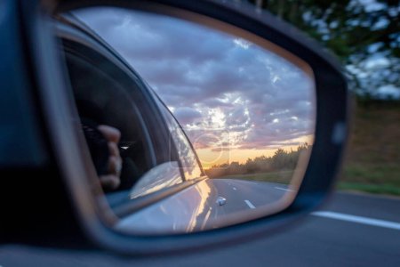 Téléchargez les photos : Coucher de soleil dans le miroir de voiture, reflet de la nature, gros plan - en image libre de droit