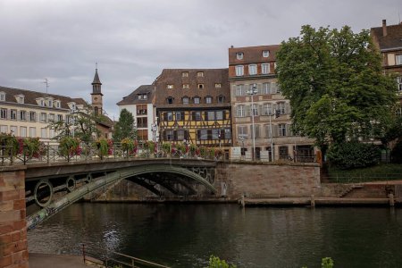 Téléchargez les photos : Belle famille avec enfants, garçons, visitant Strasbourg en France pendant les vacances d'été - en image libre de droit