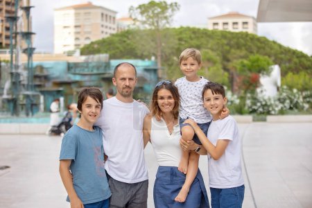 Téléchargez les photos : Beau portrait de famille heureuse, marche à Monaco, belle terrasse blanche à côté de la plage - en image libre de droit