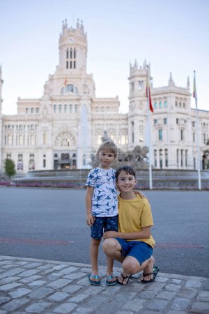 Téléchargez les photos : Famille avec enfants, frères et sœurs, visitant Madrid pendant les vacances en famille en Espagne - en image libre de droit