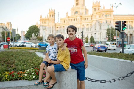 Foto de Familia con niños, hermanos, visitando Madrid durante las vacaciones familiares de verano en España - Imagen libre de derechos