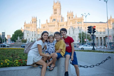 Téléchargez les photos : Famille avec enfants, frères et sœurs, visitant Madrid pendant les vacances en famille en Espagne - en image libre de droit