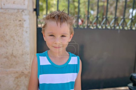 Téléchargez les photos : Famille avec enfants, frères et sœurs, visitant Tolède pendant les vacances en famille été en Espagne - en image libre de droit