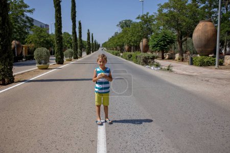 Téléchargez les photos : Famille avec enfants, frères et sœurs, visitant Tolède pendant les vacances en famille été en Espagne - en image libre de droit