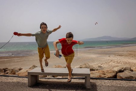 Foto de Familia con niños, visitando el punto más meridional de Europa, Tarifa en España - Imagen libre de derechos