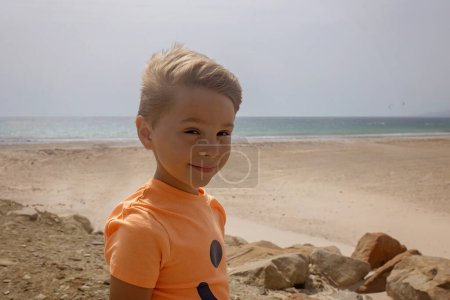 Foto de Familia con niños, visitando el punto más meridional de Europa, Tarifa en España - Imagen libre de derechos