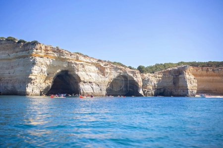Téléchargez les photos : Enfants, profitant de Benagil, Portugal. Grotte de Benagil à l'intérieur d'Algar de Benagil, célèbre grotte marine de la côte de l'Algarve, Lagoa. Bonne famille en canot - en image libre de droit