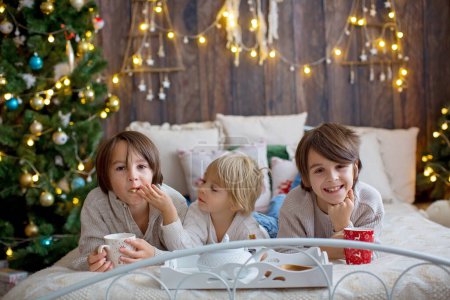 Téléchargez les photos : Bonne famille avec enfants et chien de compagnie, profiter du temps de Noël ensemble, célébrer Noël - en image libre de droit