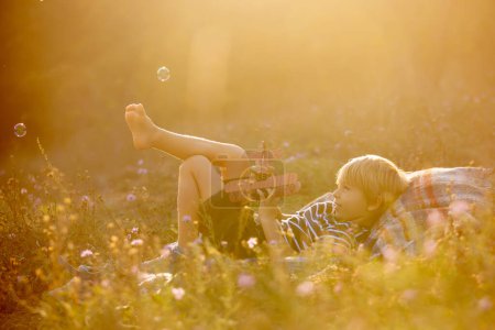 Téléchargez les photos : Enfants doux, garçons, jouer dans le parc au coucher du soleil, émotions positives automnales - en image libre de droit