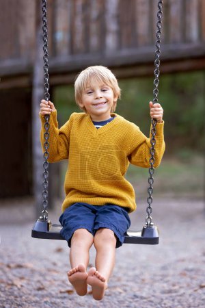 Foto de Dulces niños, niños, jugando en el parque al atardecer, emociones positivas en otoño - Imagen libre de derechos