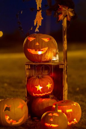 Téléchargez les photos : Deux garçons dans le parc avec des costumes d'Halloween, citrouilles sculptées avec des bougies et décoration, jouer - en image libre de droit