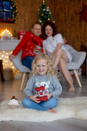 Téléchargez les photos : Bonne famille à Noël à la maison, profiter de temps de qualité ensemble - en image libre de droit
