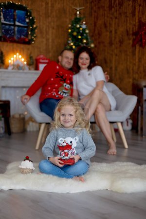 Foto de Feliz familia en Navidad en casa, disfrutando de un tiempo de calidad juntos - Imagen libre de derechos