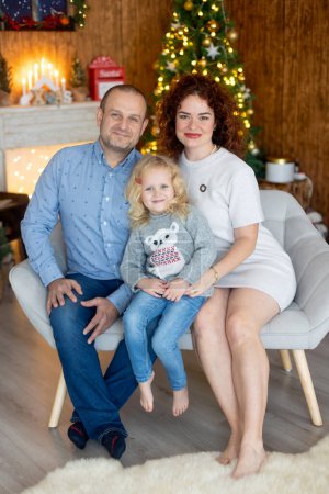 Foto de Feliz familia en Navidad en casa, disfrutando de un tiempo de calidad juntos - Imagen libre de derechos