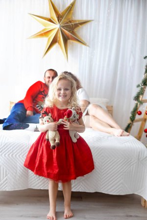Téléchargez les photos : Bonne famille à Noël à la maison, profiter de temps de qualité ensemble - en image libre de droit