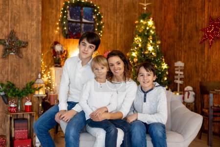 Foto de Familia feliz, niños y mamá, tomando fotos familiares en un acogedor estudio de Navidad juntos - Imagen libre de derechos