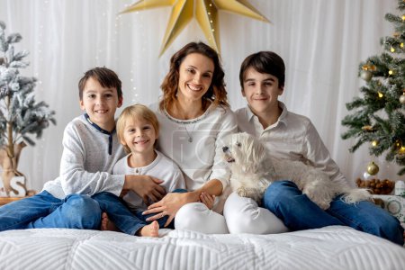 Foto de Familia feliz, niños y mamá, tomando fotos familiares en un acogedor estudio de Navidad juntos - Imagen libre de derechos