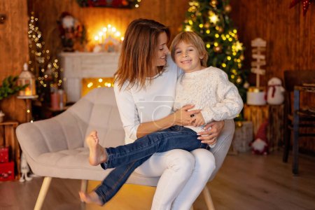 Foto de Familia feliz con niños en Navidad en casa, disfrutando de un tiempo de calidad juntos como una familia - Imagen libre de derechos