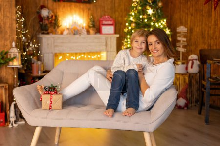 Téléchargez les photos : Bonne famille avec des enfants à Noël à la maison, profiter de temps de qualité ensemble en famille - en image libre de droit