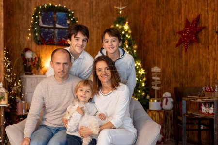 Foto de Familia feliz con niños en Navidad en casa, disfrutando de un tiempo de calidad juntos como una familia - Imagen libre de derechos