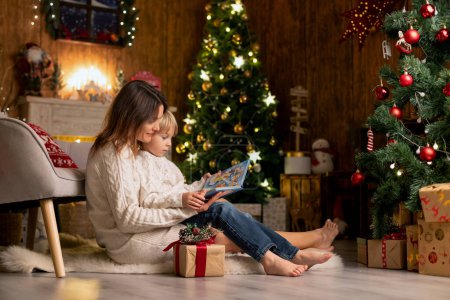 Téléchargez les photos : Mère et fils à Noël, célébrant ensemble, atmosphère de Noël confortable incroyable à la maison - en image libre de droit