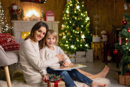 Foto de Madre e hijo en Navidad, celebrando juntos, increíble ambiente acogedor de Navidad en casa - Imagen libre de derechos