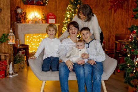 Foto de Familia feliz, bebé recién nacido y hermanos mayores, mamá en casa en Navidad - Imagen libre de derechos