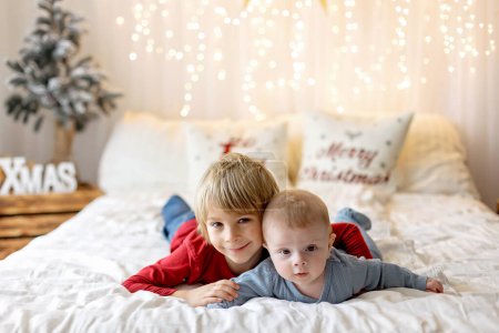 Téléchargez les photos : Bonne famille, nouveau-né et frères aînés, maman à la maison à Noël - en image libre de droit