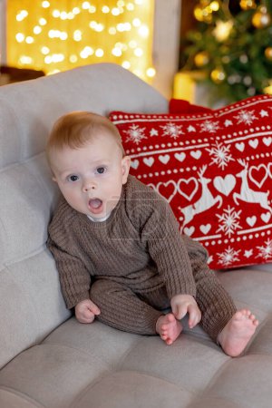 Téléchargez les photos : Mignon nouveau-né, bébé garçon, avec maman et papa à Noël à la maison, profiter des premières vacances de Noël - en image libre de droit