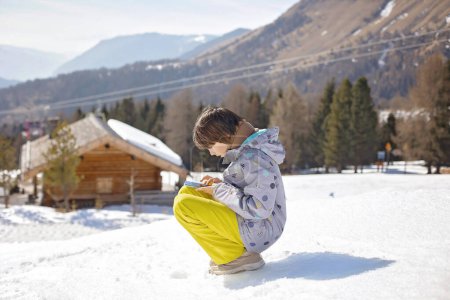 Foto de Familia feliz, disfrutar de vacaciones de esquí con los niños, sol hermoso tiempo al aire libre - Imagen libre de derechos
