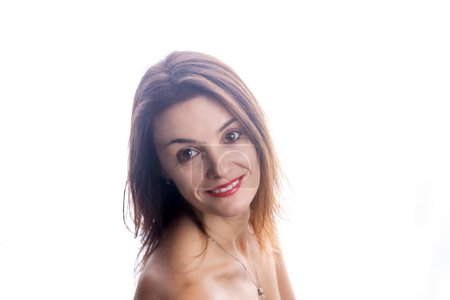 Foto de Retrato de una sonriente mujer caucásica de mediana edad en el estudio - Imagen libre de derechos