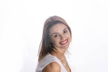 Téléchargez les photos : Portrait d'une femme caucasienne d'âge moyen souriante en studio - en image libre de droit