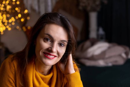 Téléchargez les photos : Portrait d'une femme caucasienne d'âge moyen souriante en studio - en image libre de droit