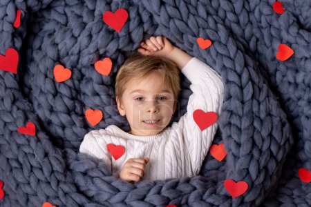 Téléchargez les photos : Valentine portrait of a little cute child with hearts, roses and sign - en image libre de droit