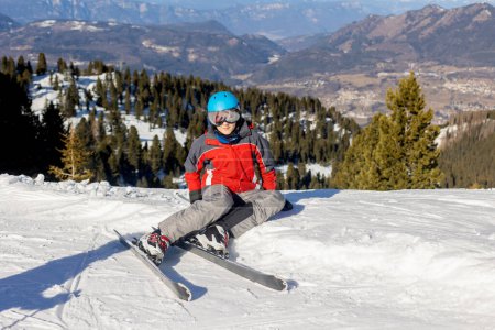 Foto de Niños y adultos, familia feliz en ropa de invierno en vacaciones de esquí, esquí, invierno - Imagen libre de derechos