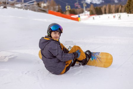 Foto de Niños y adultos, familia feliz en ropa de invierno en vacaciones de esquí, esquí, invierno - Imagen libre de derechos