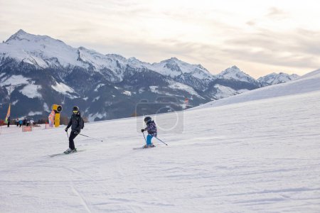 Téléchargez les photos : Enfants et adultes, famille heureuse en vêtements d'hiver aux vacances de ski, ski, hiver - en image libre de droit