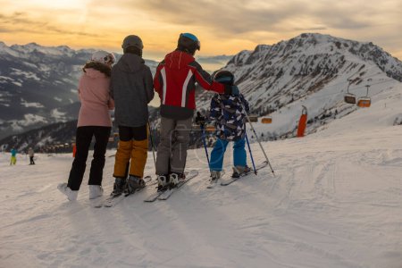 Téléchargez les photos : Enfants et adultes, famille heureuse en vêtements d'hiver aux vacances de ski, ski, hiver - en image libre de droit