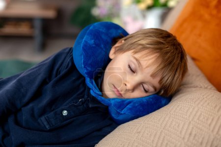 Téléchargez les photos : Enfant blond mignon, garçon, dormir à la maison dans l'après-midi avec oreiller nuque, relaxant - en image libre de droit