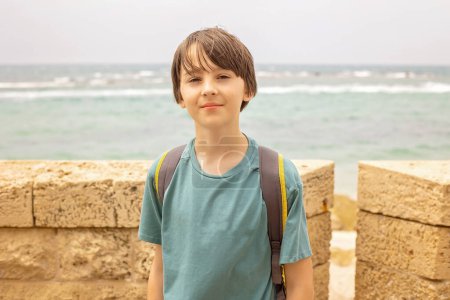 Téléchargez les photos : Famille touristique européenne avec enfants, visite Tel Aviv, Israël, promenade d'une journée dans la ville - en image libre de droit