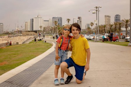 Foto de Familia turística europea con niños, visitando Tel Aviv, Israel, disfrutando de un paseo de un día por la ciudad - Imagen libre de derechos