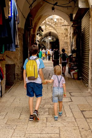 Téléchargez les photos : Famille touristique européenne avec enfants, visite de Jérusalem, rencontre d'une nouvelle culture - en image libre de droit