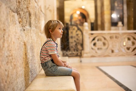 Famille touristique européenne avec enfants, visite de Jérusalem, rencontre d'une nouvelle culture