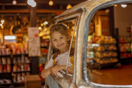 Téléchargez les photos : Famille avec enfants, profiter du marché Sarona à Tel Aviv, Israël, essayer la nourriture - en image libre de droit